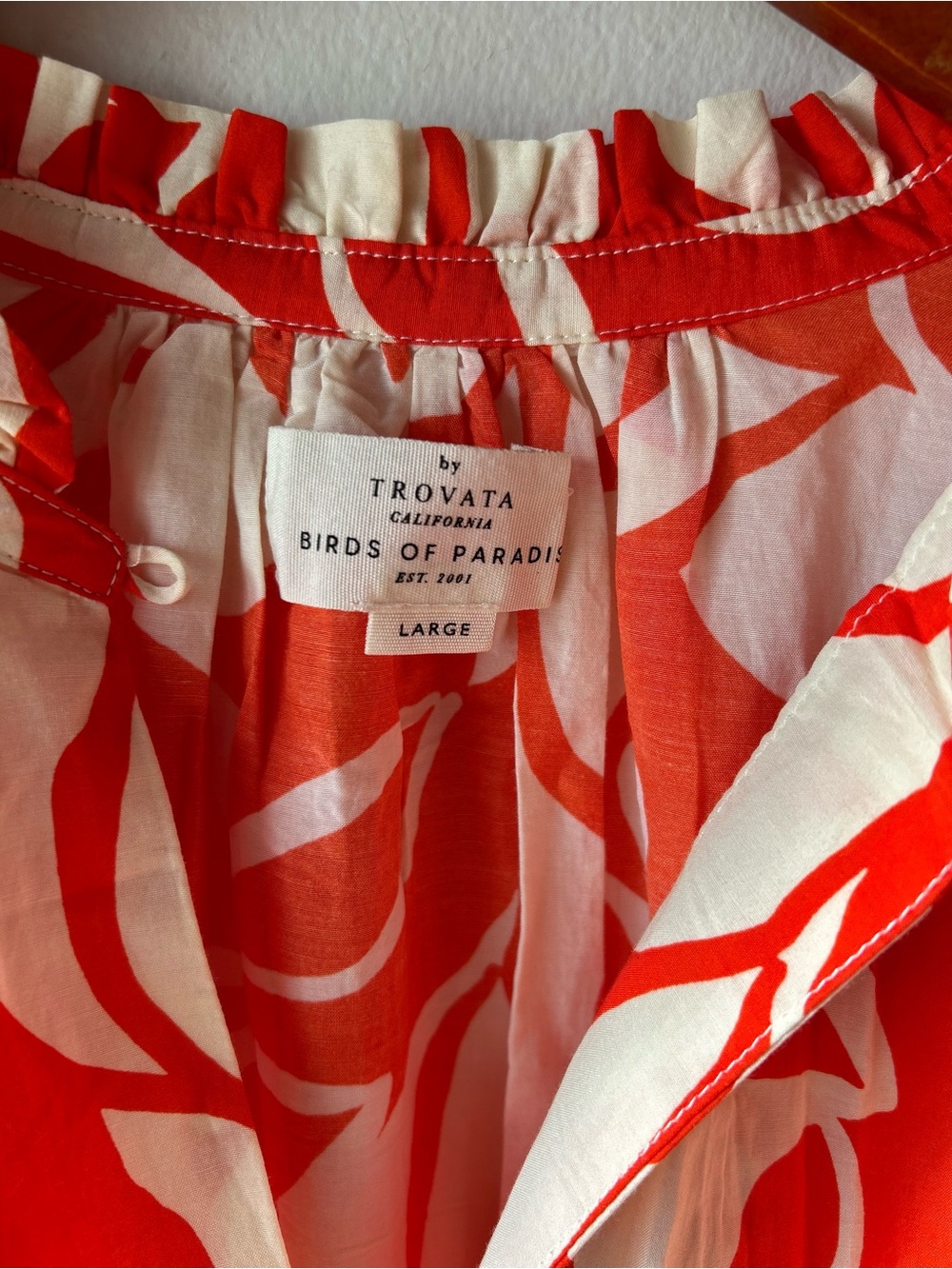NWT TROVATA Birds of Paradis Red Floral Ruffle Neck Blouse Size Large - Picture 7 of 10